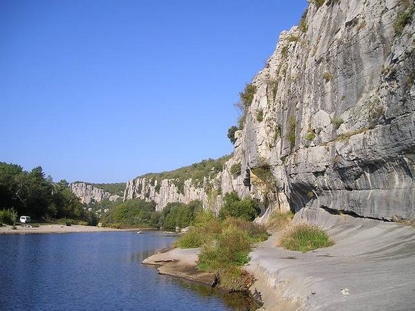 Découvrez le Luxe en Plein Air au Camping Ardèche 5 Étoiles près du Vallon-Pont d'Arc